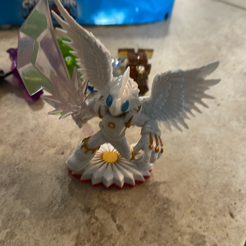 Skylanders light knight and 7 traps with display